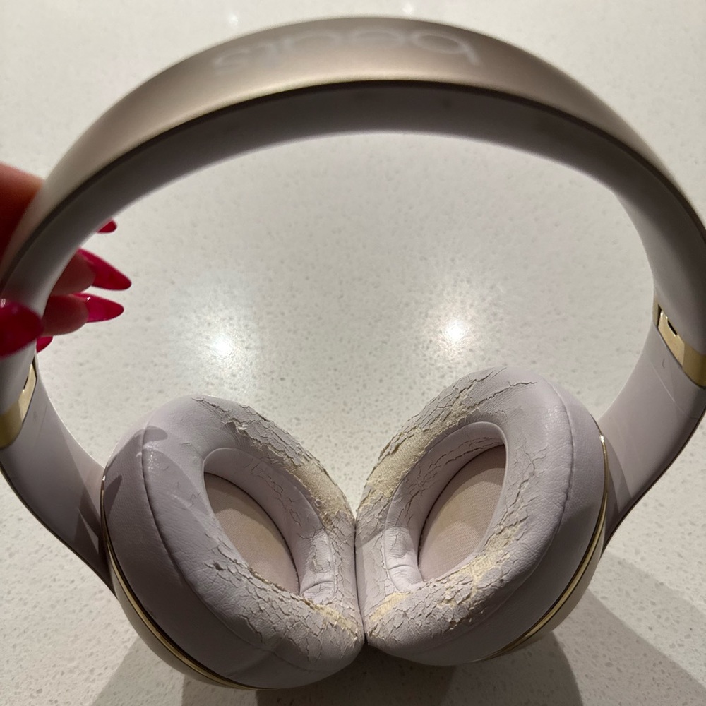 Beats by Dre Studio Over-Ear Headphones - Gold and White - Picture 3 of 5